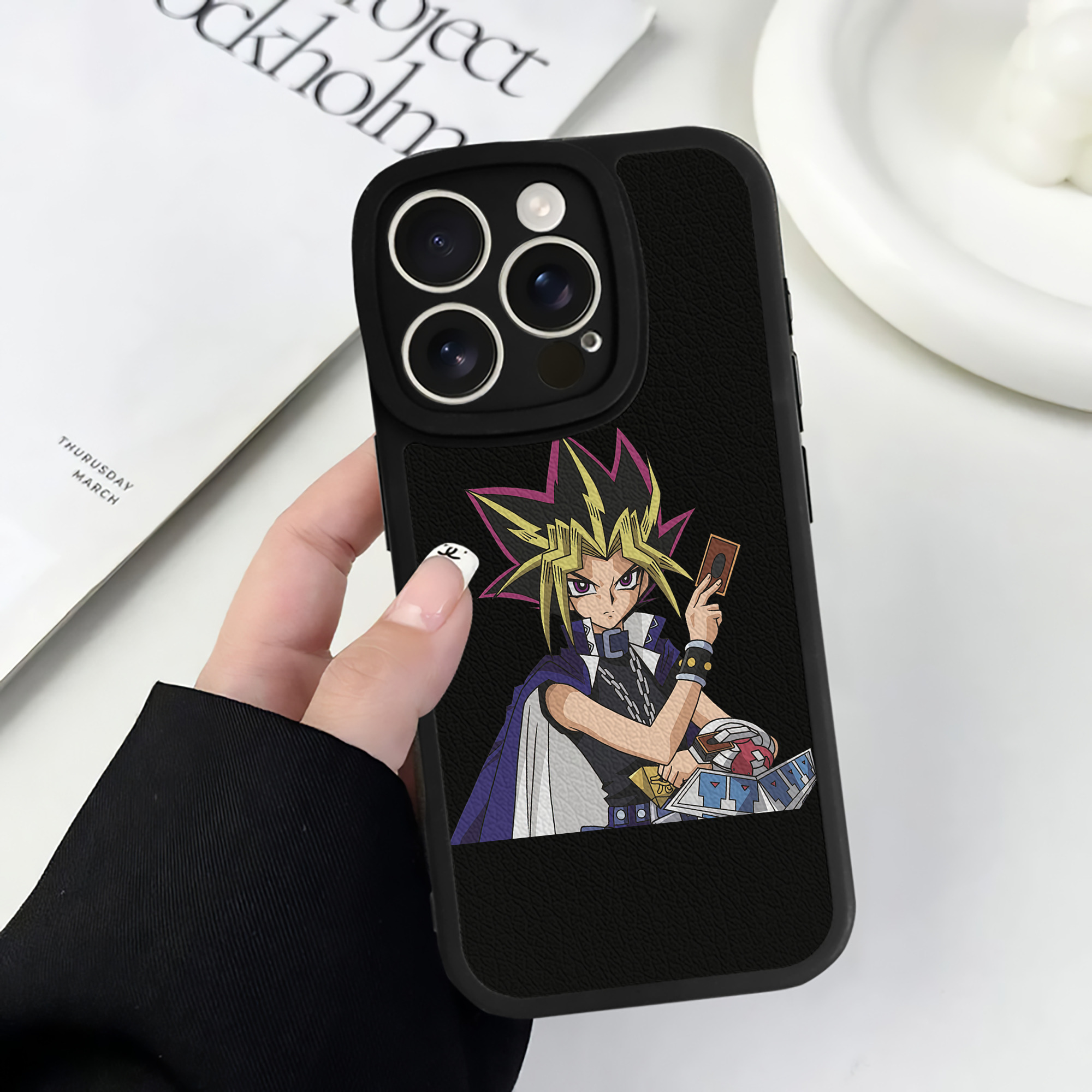 遊☆戯☆王 Yu-Gi-Oh! 【iPhone 16シリーズ対応】シリコンスマホケース（レザー調） 材質：シリコン